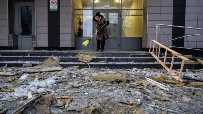 O maior ataque russo de 2026 contra a Ucrânia atingiu o sistema de energia em meio a temperaturas de -25 °C.