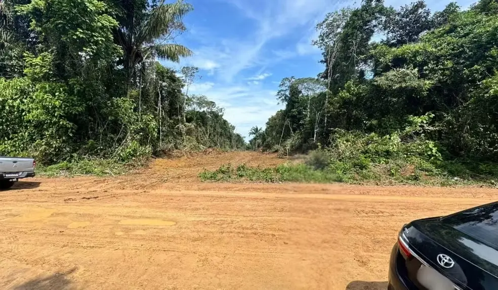 O TJAM determinou a paralisação das obras do aterro sanitário em Iranduba. A decisão foca na falta de certidão de viabilidade municipal e riscos ambientais.