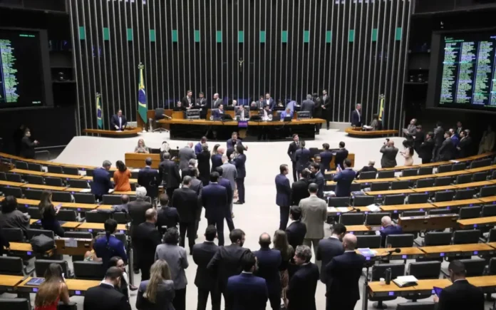 Câmara aprova PL antifacção que endurece penas contra crime organizado e milícias. Texto segue para sanção presidencial.