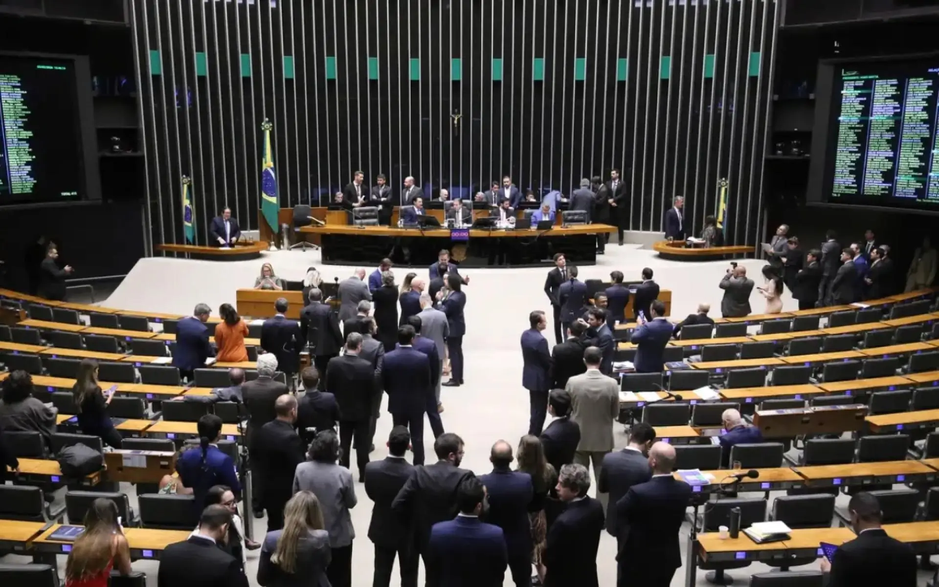 Câmara aprova PL antifacção que endurece penas contra crime organizado e milícias. Texto segue para sanção presidencial.