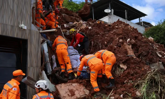 A chuva em Minas Gerais deixou 64 mortos e milhares de desalojados.