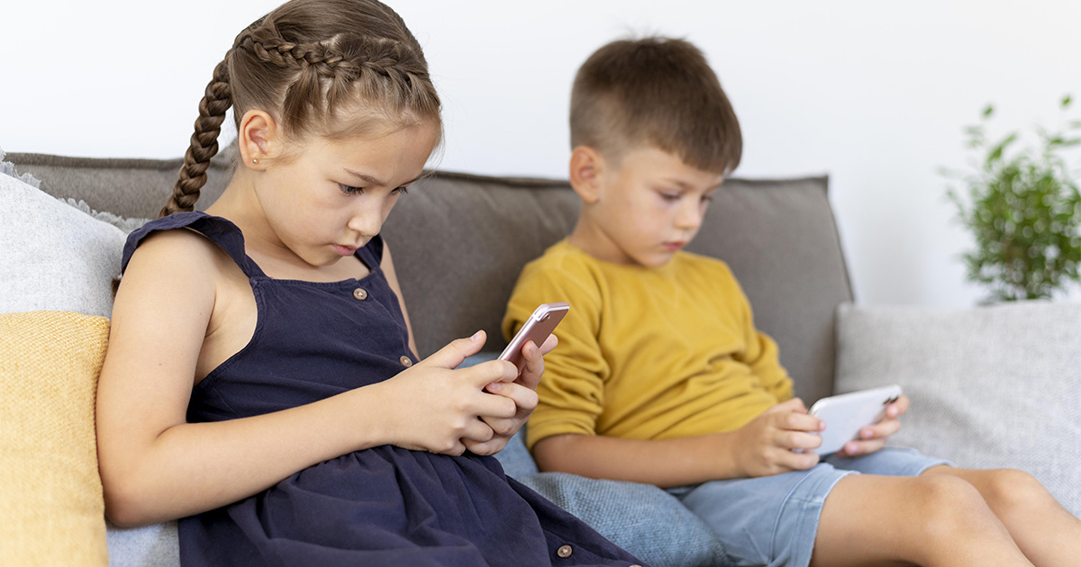 Entenda como o consumo excessivo de vídeos curtos impacta o desenvolvimento cognitivo infantil e pode causar ansiedade social e vício digital nas crianças.