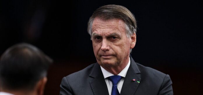 Defesa de Jair Bolsonaro solicita prisão domiciliar ao STF alegando piora na saúde do ex-presidente durante custódia no 19º BPM.