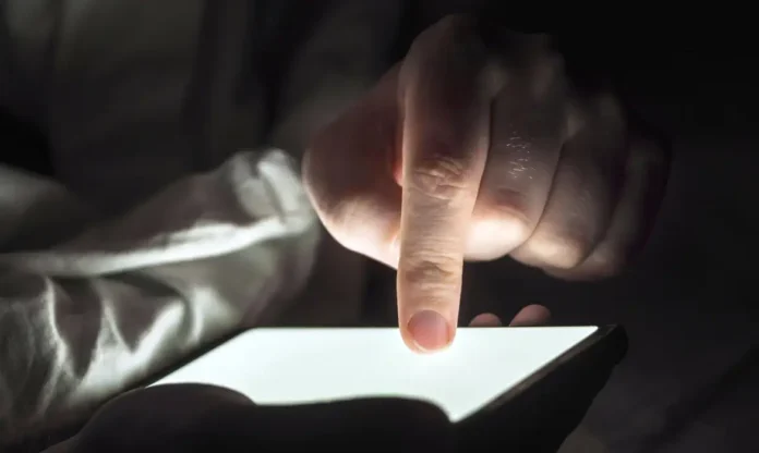 O Panorama da Desinformação mostra que o uso de IA para criar notícias falsas triplicou no Brasil em 2025.