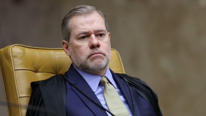 O ministro Dias Toffoli deixou a relatoria do inquérito sobre o Banco Master. Entenda a decisão tomada após relatório da PF e a nota de apoio do STF.