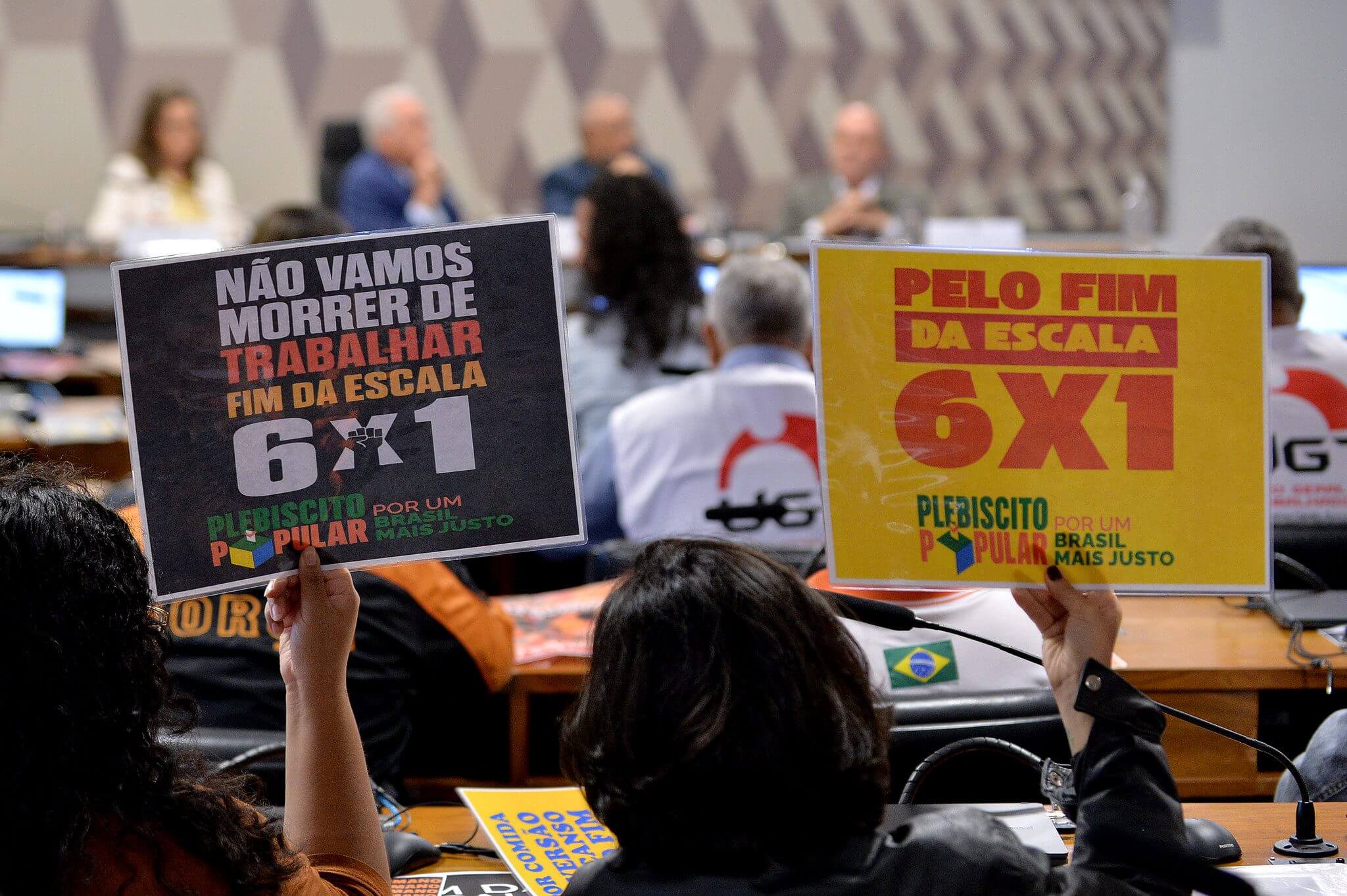 O fim da escala 6x1 está em debate na Câmara. Entenda as propostas para reduzir a jornada para 40 horas e os impactos na economia e na saúde mental.