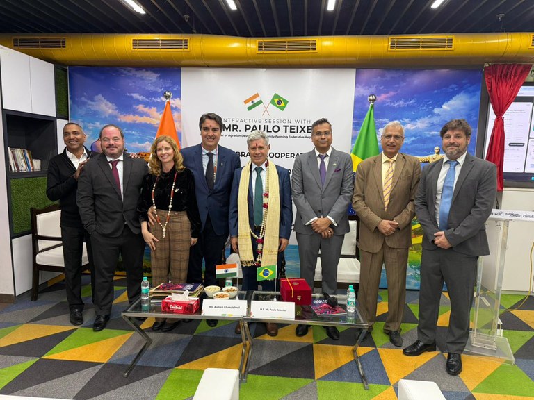 Descubra como a genética bovina brasileira e novas tecnologias de IA estão transformando a agricultura familiar e a produção de leite na Índia.