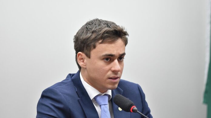 O deputado Nikolas Ferreira anunciou ação no Ministério Público contra Lula e a Acadêmicos de Niterói.