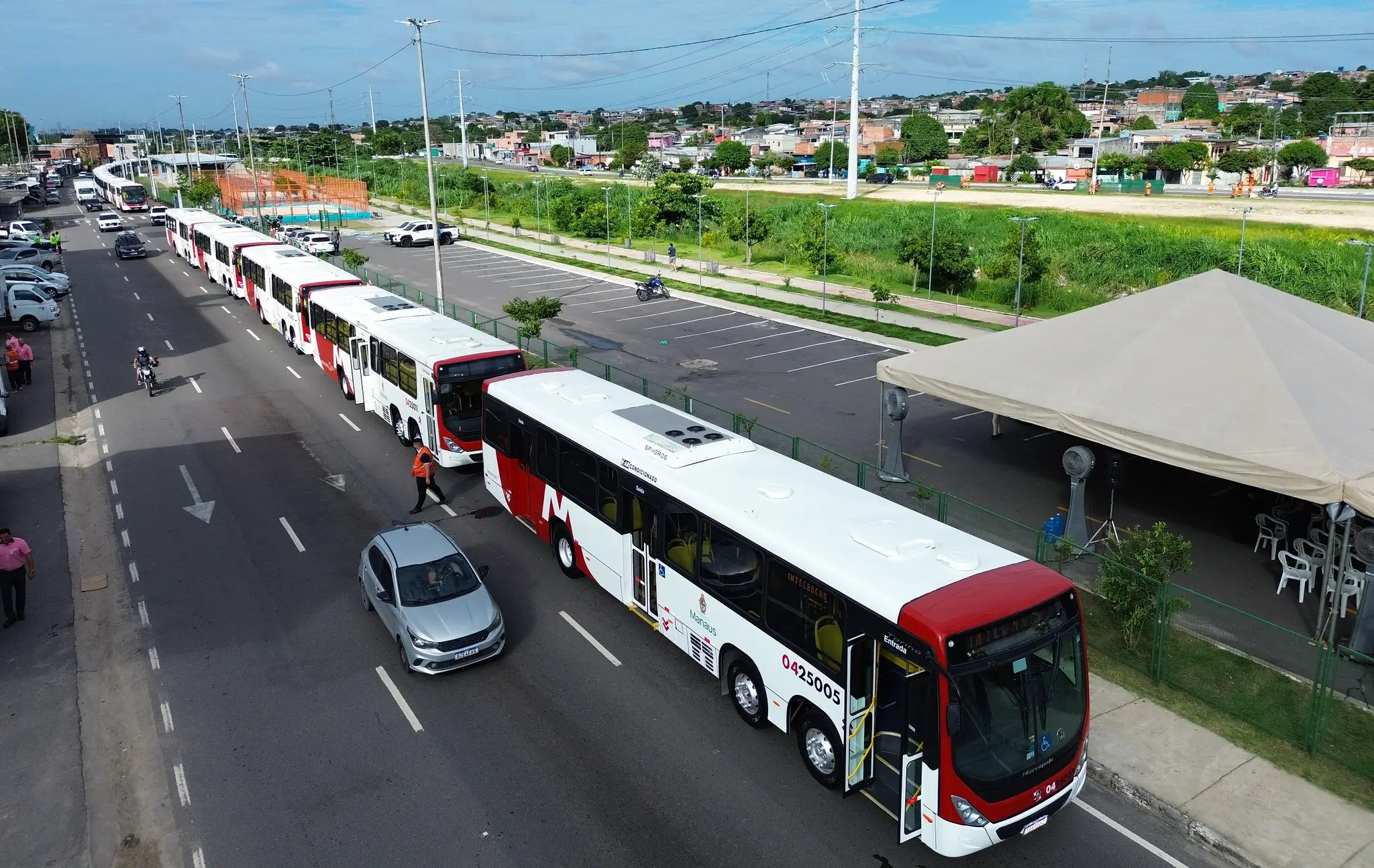 Vale-transporte em Manaus será reduzido para R$ 5 em março. Prefeitura entrega 25 novos ônibus e amplia renovação da frota.