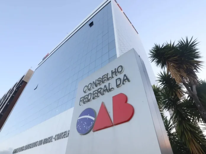 A OAB pediu ao STF o encerramento do inquérito das fake news. A entidade cita preocupação com a duração do processo e defende prerrogativas da advocacia.