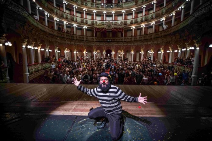 Assista ao espetáculo de palhaçaria Sarau do Feupuudo no Teatro Amazonas hoje.