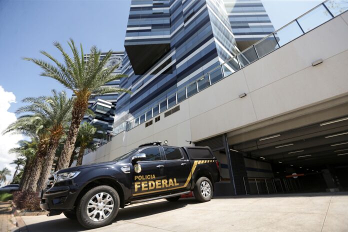 A Polícia Federal investiga vazamento de dados fiscais de ministros do STF. Servidores da Receita Federal são alvos de buscas e medidas cautelares hoje.