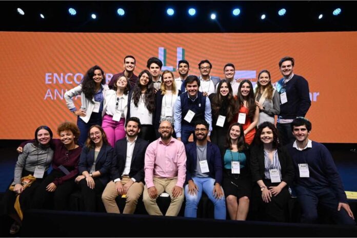 Conheça a Fundação Estudar e seu programa de bolsas com mil candidatos por vaga. Saiba como ingressar em universidades como Harvard com até 90% de auxílio.