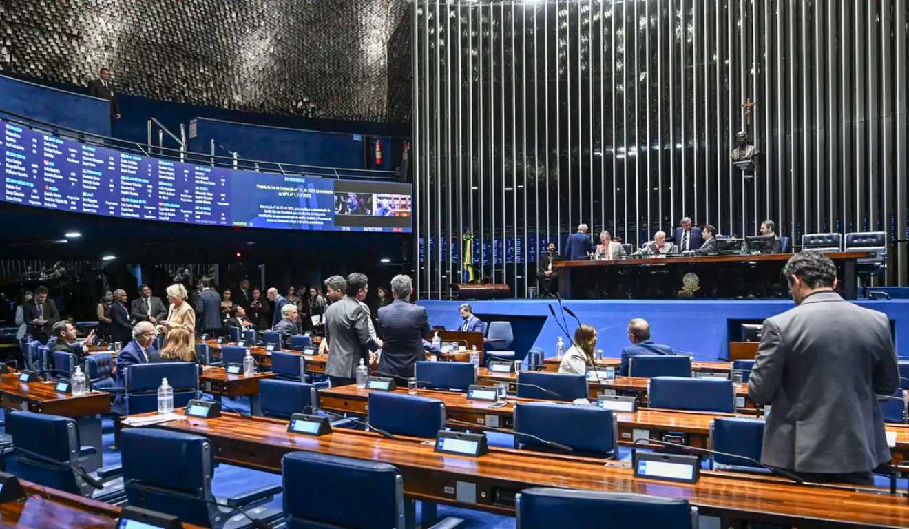 Entenda como o reajuste de servidores do Congresso foi aprovado em tempo recorde e quais foram os partidos que apoiaram os novos benefícios salariais.