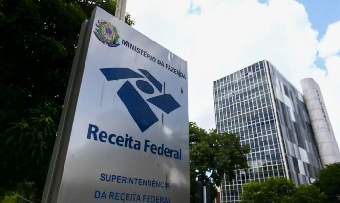 A Receita Federal realiza auditoria para identificar acessos ilegais a dados de ministros do STF.