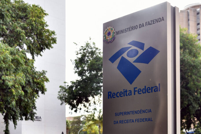 A Receita Federal exonerou um auditor investigado pela PF por acessos indevidos a dados fiscais de ministros do STF. Entenda os detalhes da operação.