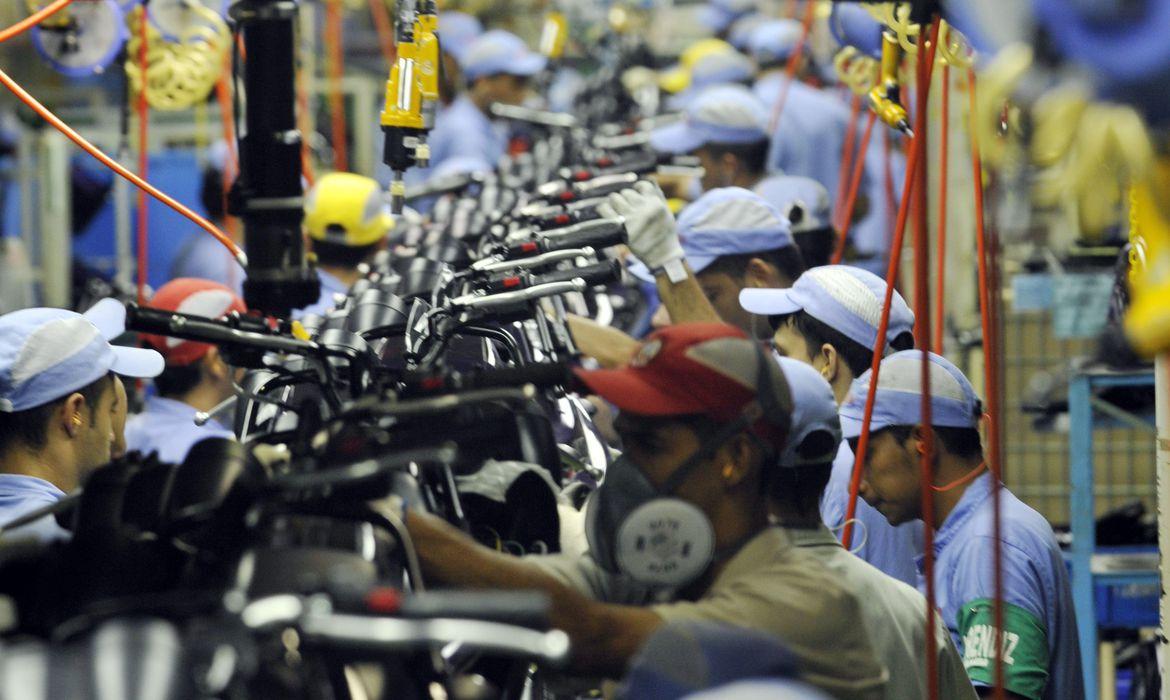 Entenda por que o salário médio no PIM cresceu em 2025, apesar de a maioria dos trabalhadores ainda receber até dois salários mínimos mensais no Amazonas.