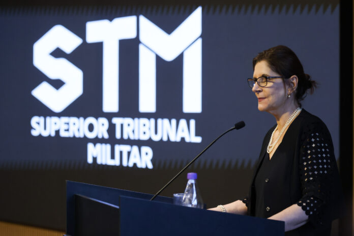 O STM analisa o pedido de expulsão de Jair Bolsonaro e oficiais após condenação por trama golpista. Entenda o processo e a regra da 