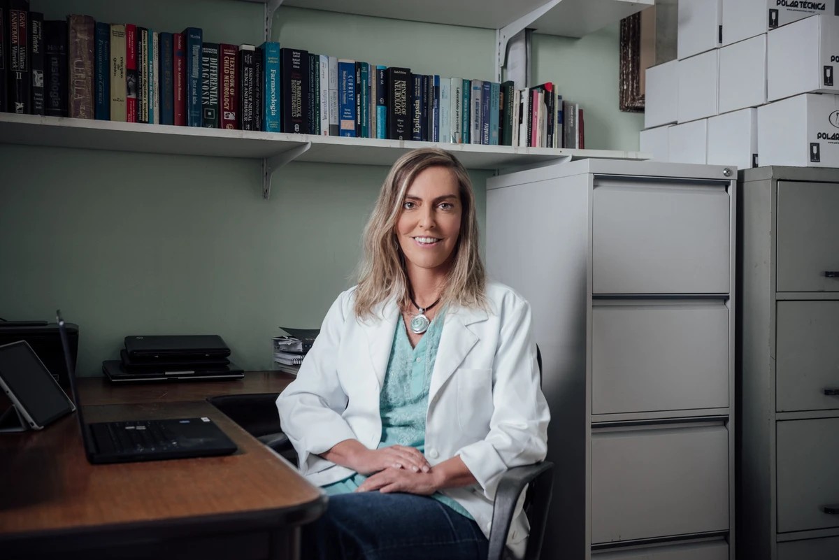 Conheça Tatiana Sampaio, a cientista que desenvolveu a polilaminina, molécula inovadora que promete regenerar conexões nervosas em lesões medulares.
