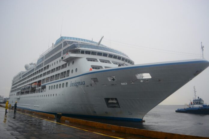 A temporada de cruzeiros 2026 começou com a chegada do MS Insígnia em Manaus.