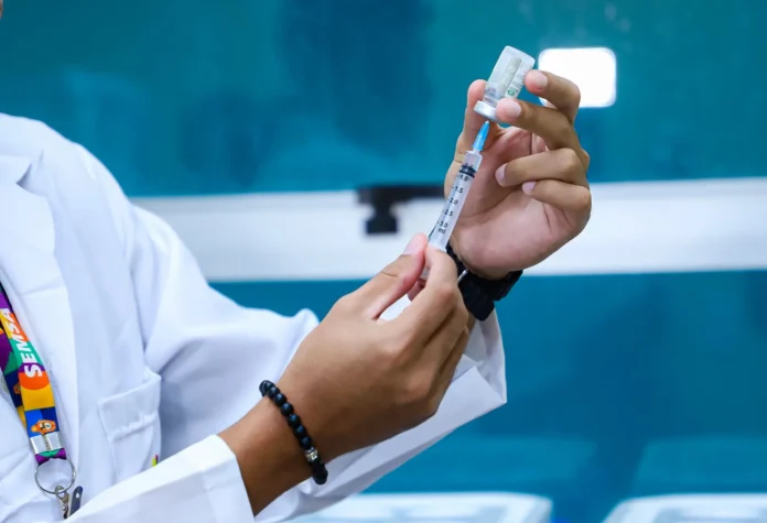 Vacinação contra influenza em Manaus segue até dia 28 com doses para idosos, crianças, gestantes e grupos prioritários em mais de 170 unidades.