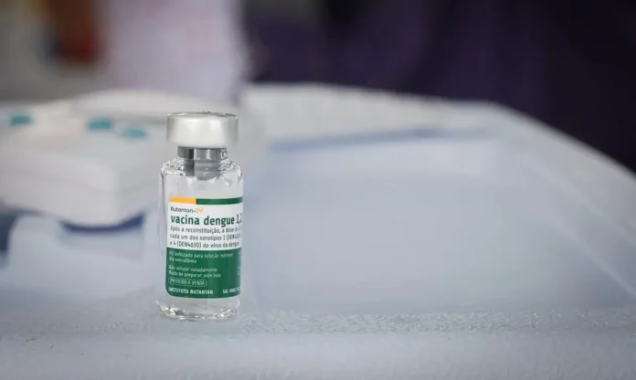 O Butantan antecipa a entrega da vacina contra dengue para o SUS. Serão 2,6 milhões de doses no 1º semestre de 2026 para o público de 12 a 59 anos. Confira.