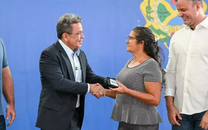 O Vice-governador Tadeu de Souza participou da entrega de óculos de grau em Manaus.