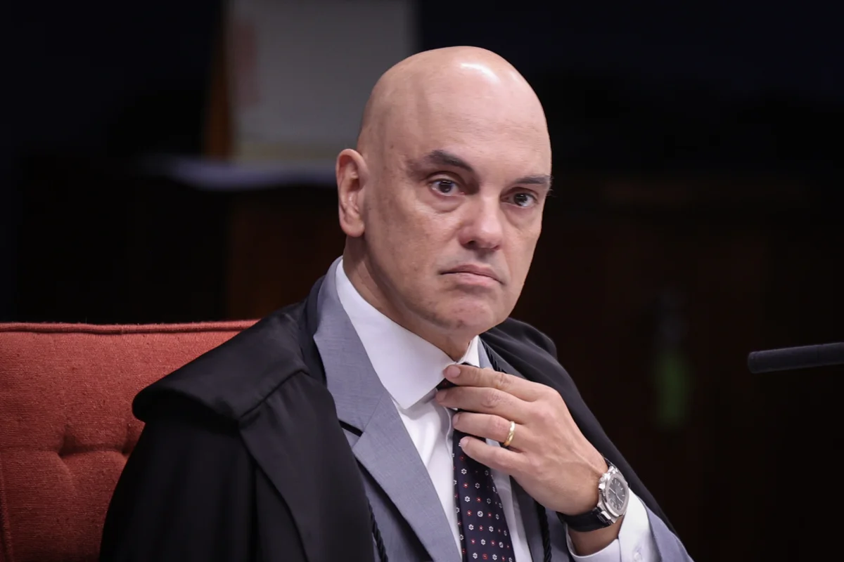 O governo de Donald Trump avalia retomar sanções contra Alexandre de Moraes com base na Lei Magnitsky devido a conflitos com Big Techs e liberdade de expressão.