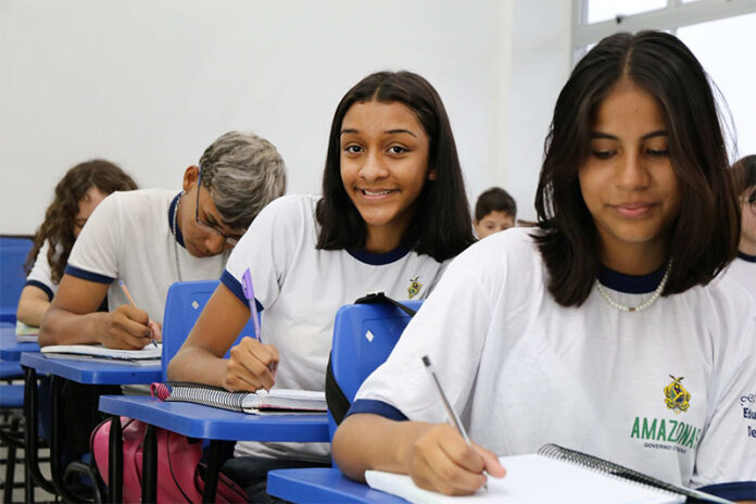 Veja como emitir seu certificado Enem 2025 de forma digital. Confira o passo a passo, requisitos de notas e como baixar seu diploma do ensino médio.