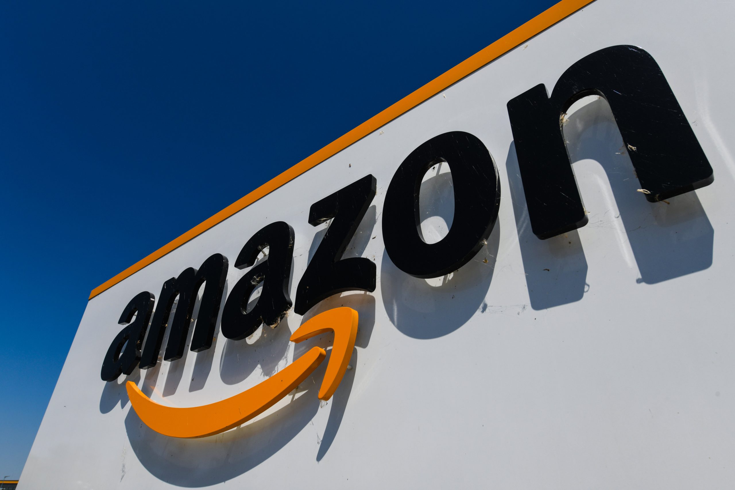 Amazon altera regras de programação após falhas globais. Agora, mudanças com IA generativa exigem aprovação de seniores para garantir a estabilidade.