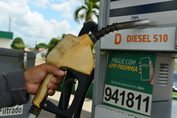 O Governo Federal publica MP para subsidiar o diesel importado e conter preços.