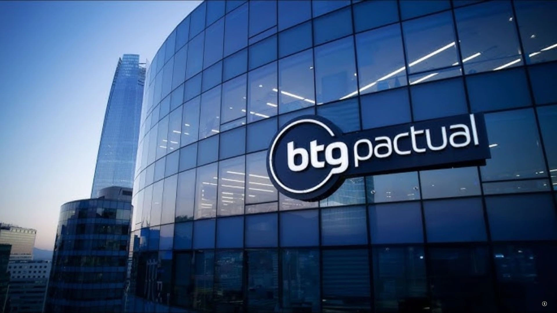 O BTG Pactual sofreu um ataque hacker com desvio de R$ 100 milhões via Pix. Veja detalhes sobre a recuperação dos fundos e a suspensão das operações.
