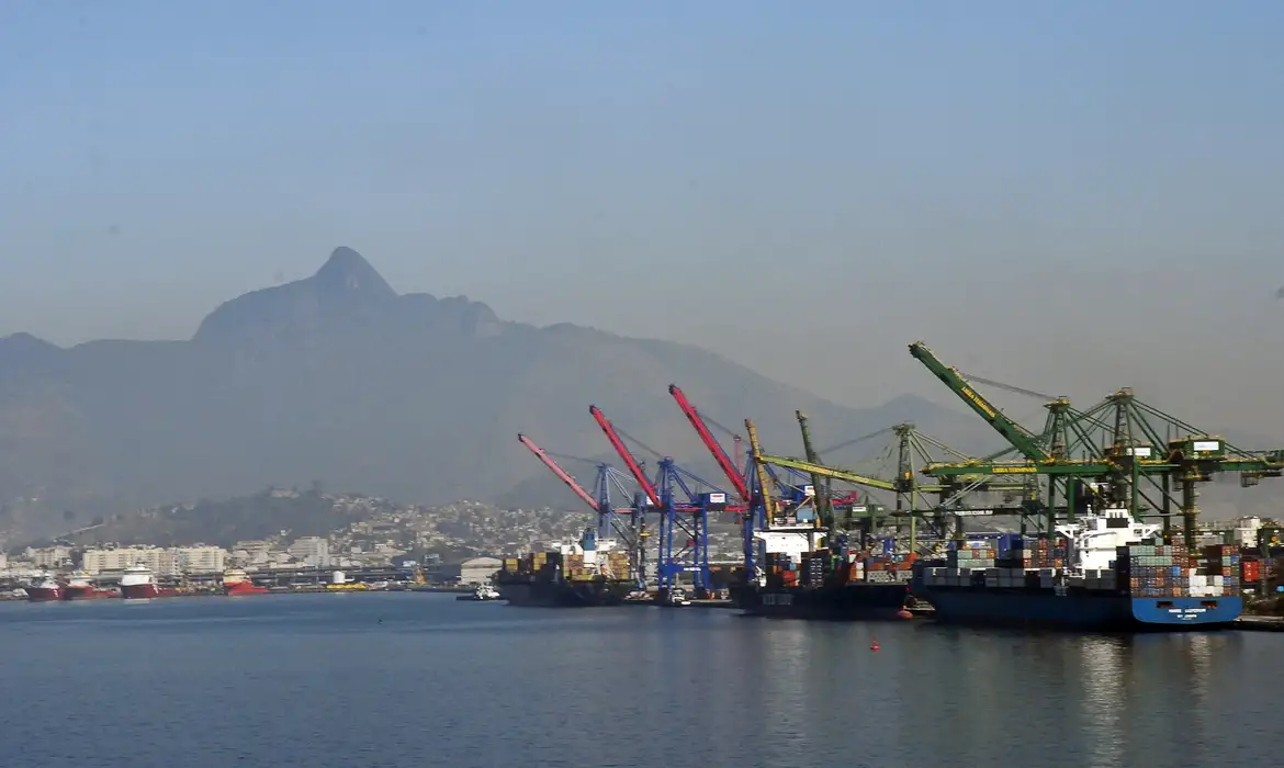 A balança comercial brasileira registrou superávit de US$ 4,208 bilhões em fevereiro de 2026, impulsionada pelo petróleo e pela queda nas importações.