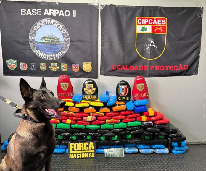 Confira como as bases fluviais do Amazonas apreenderam 218 kg de drogas no Rio Solimões, resultando em prejuízo milionário ao crime organizado neste final de semana.