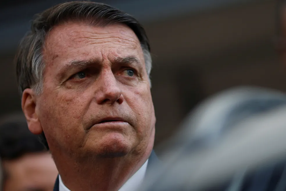 A defesa de Bolsonaro negou ao STF acesso a vídeo de Eduardo, reafirmando o cumprimento rigoroso das regras impostas em sua prisão domiciliar humanitária.