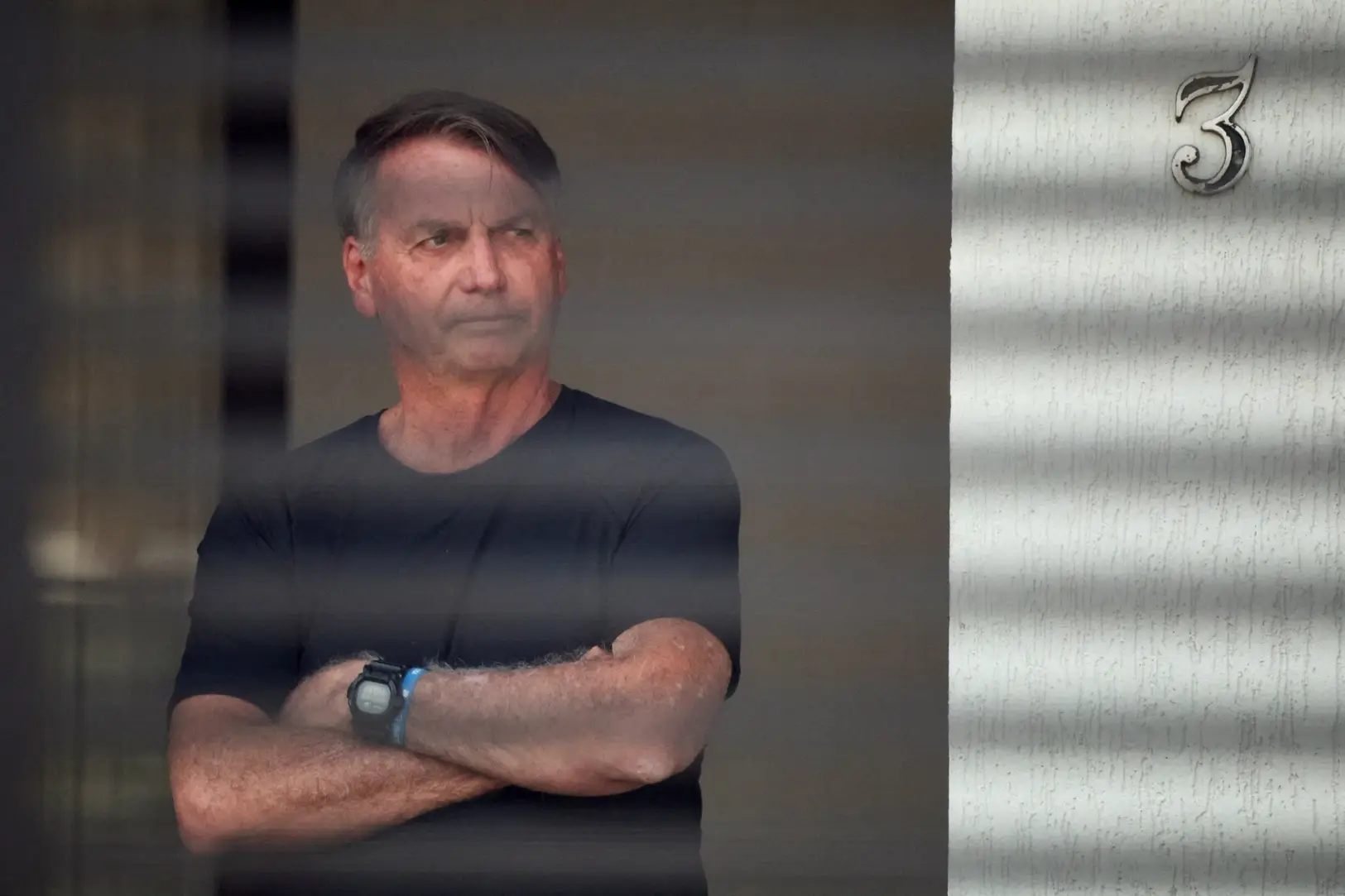STF e governo discutem viabilidade da prisão domiciliar para Bolsonaro diante de quadro de pneumonia. Veja os impactos políticos e jurídicos dessa avaliação.