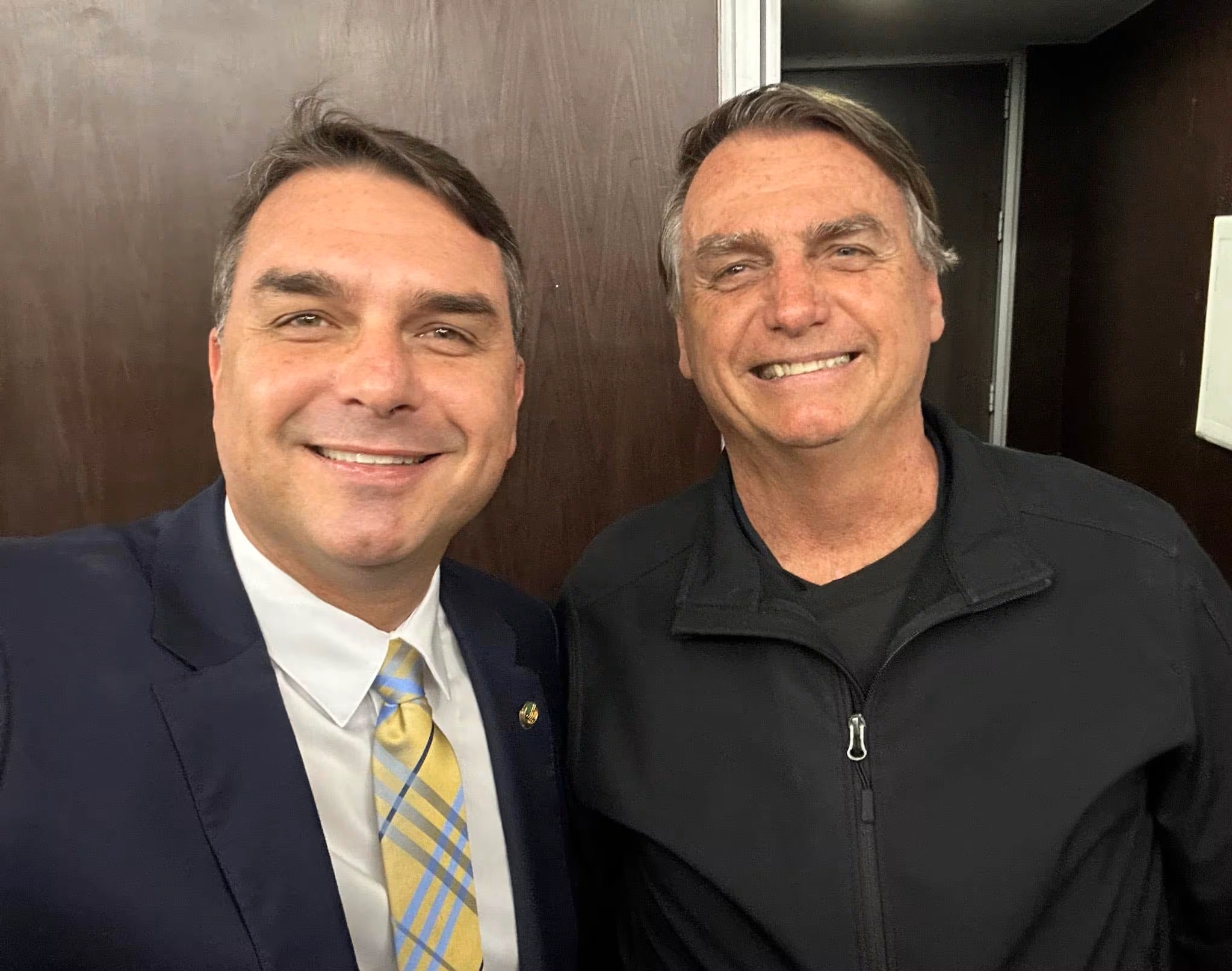 Flávio Bolsonaro assume defesa jurídica do pai na Papuda. A estratégia visa garantir acesso livre para articular a pré-campanha presidencial e alianças.