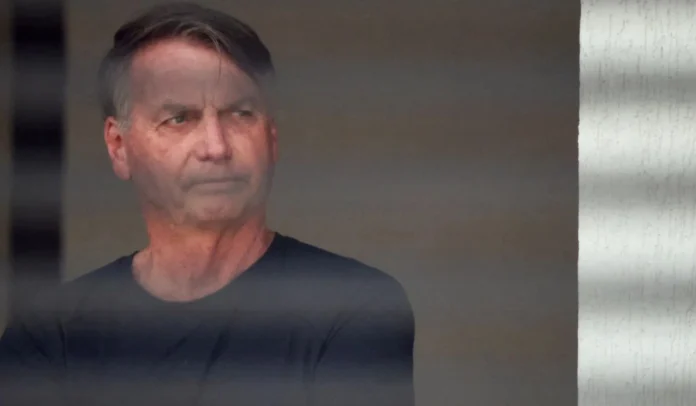 Jair Bolsonaro deixou o hospital nesta sexta e já está a caminho de casa para cumprir prisão domiciliar por 90 dias após quadro de pneumonia.