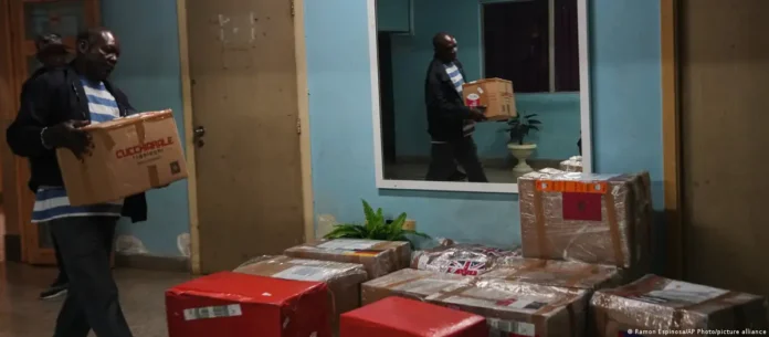 Brasil envia 20 mil toneladas de mantimentos como ajuda a Cuba após crise energética agravada pela interrupção do petróleo da Venezuela.