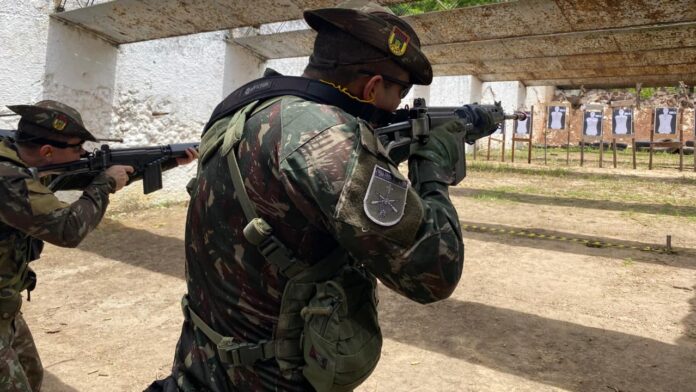 O CIGS realizou treinamento inédito para a 22ª Brigada de Infantaria de Selva na Amazônia, focando em planejamento e táticas de operações para militares.