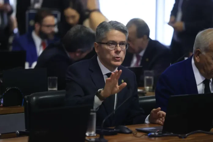 O senador Alessandro Vieira obteve 29 assinaturas para a CPI do Banco Master.