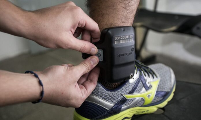 Câmara aprova projeto que prevê tornozeleira eletrônica para agressores em casos de violência contra a mulher e reforça medidas protetivas.