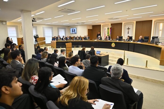 O TCE-AM aplicou uma multa de R$ 22,7 mil ao presidente da Câmara de Manacapuru por irregularidades no Portal da Transparência e descumprimento legal.