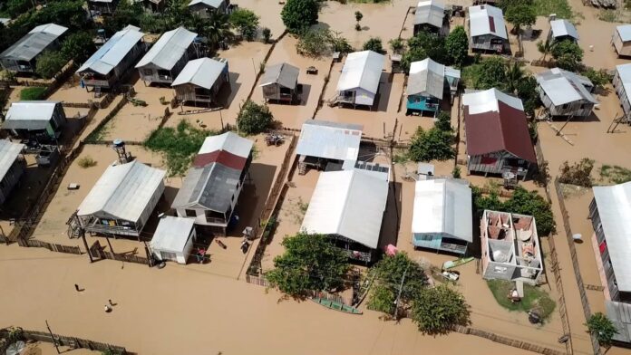 Cheia no Amazonas coloca quatro municípios em emergência e oito em alerta. Níveis devem continuar subindo até junho, segundo a Defesa Civil.