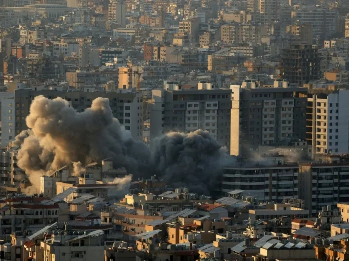 O conflito no Líbano já provocou o deslocamento de 667 mil civis. ONU investiga denúncias de uso de fósforo branco e ordens de evacuação em massa.