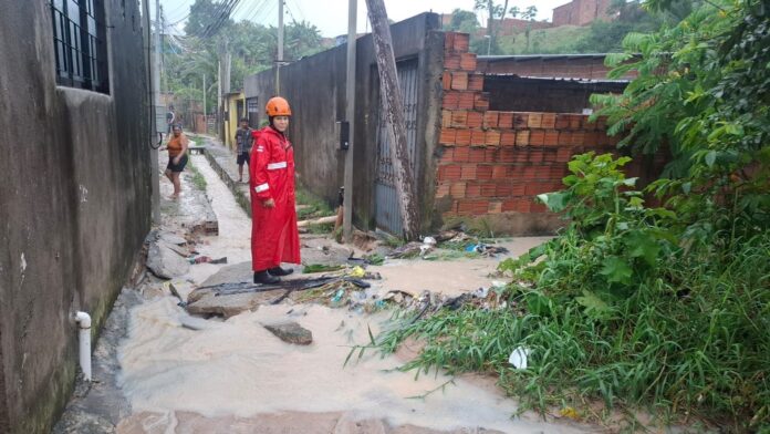 O Corpo de Bombeiros socorreu 32 famílias após o forte temporal em Manaus nesta quarta-feira.