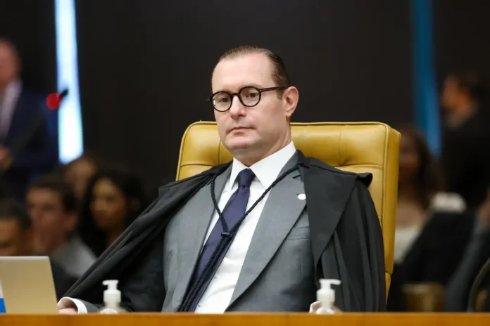 O ministro Cristiano Zanin negou o pedido para instalar a CPI do Banco Master no Congresso por falta de provas de omissão inconstitucional.