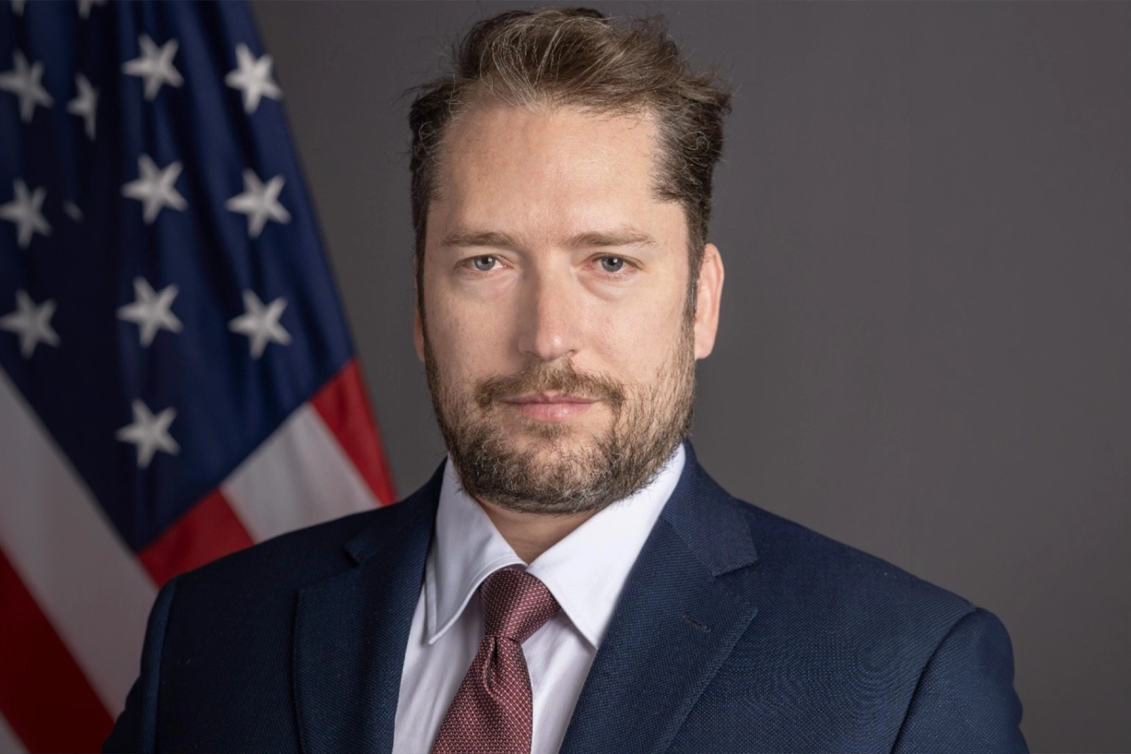 Lula condiciona entrada de Darren Beattie assessor de Trump no Brasil ao fim das sanções contra Alexandre Padilha, em meio a tensão diplomática entre os países.