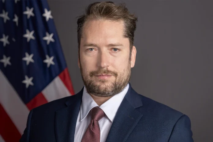 Bolsonaro pede ao STF autorização para receber assessor de Trump na prisão em Brasília. Visita de Darren Beattie depende de decisão de Alexandre de Moraes.