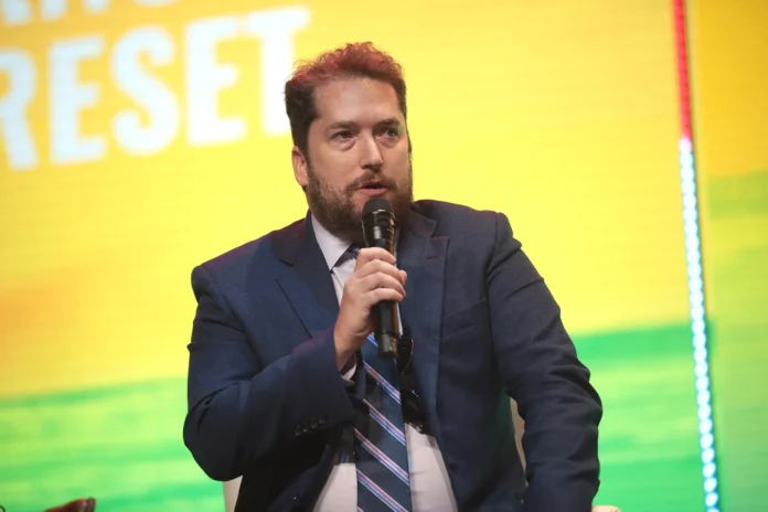 O ministro Alexandre de Moraes autoriza a visita de Darren Beattie, assessor de Trump, a Jair Bolsonaro na prisão.